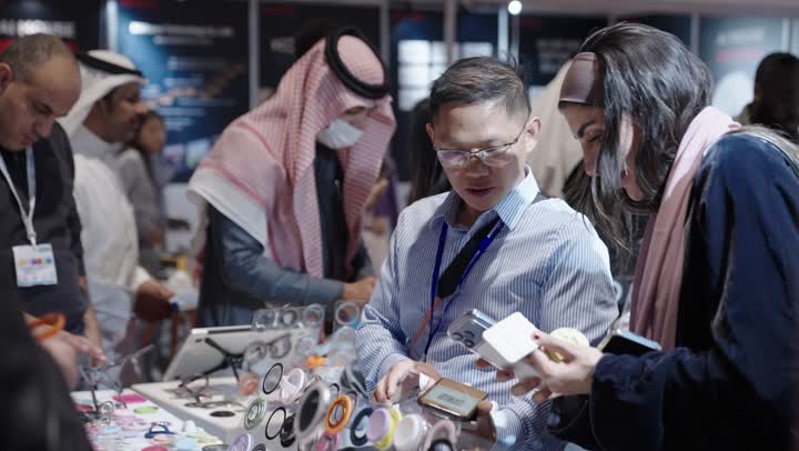 تجربة مباشرة لأحدث الهواتف والأجهزة الذكية فى معرض البيت الصيني , تعزيز التعاون التجاري بالرياض يوم ٢٢ من ديسمبرفى المملكة العربية السعودية ، استكشاف الأثاث والحرف اليدوية ، فرص تجارية واستثمارية واعدة ،الاجهزة و الالات والمعدات الكهربية