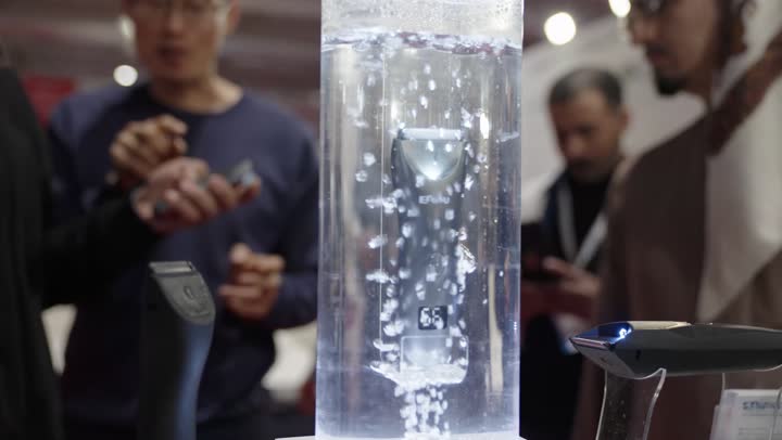 الجهاز يدهش الزائر بجودته, تعزيز التعاون التجاري بالرياض يوم ٢٢ من ديسمبرفى المملكة السعودية ،معرض البيت الصينى, فرص تجارية واستثمارية واعدة, تفاعل مباشر مع الزوار, شركة صينية تعرض أثاثًا وأدوات منزلية ومواد بناء وأجهزة كهربائية