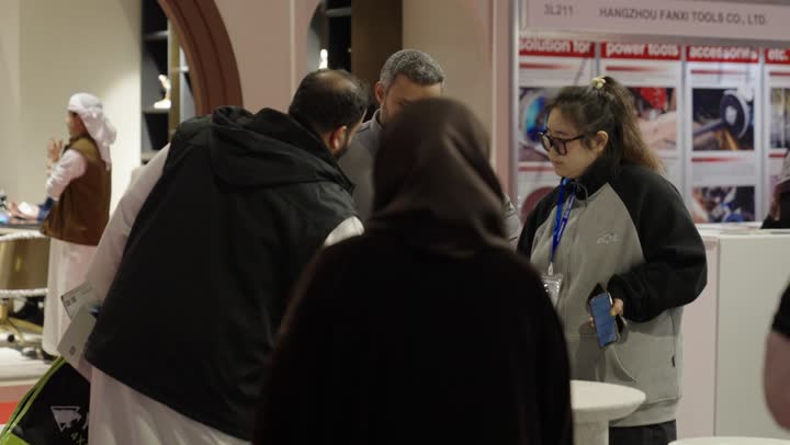 شركة صينية تعرض أثاثًا وأدوات منزلية ومواد بناء وأجهزة كهربائية، أجواء راقية داخل المعرض, تعزيز التعاون التجاري بالرياض يوم ٢٢ من ديسمبرفى المملكة السعودية ،معرض البيت الصينى, فرص تجارية واستثمارية واعدة, منصة إبداعية للأزياء والتصميم، تفاعل مباشر مع الزوار