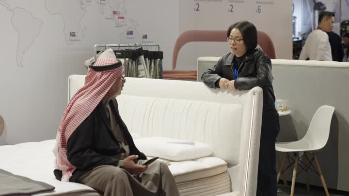 أجواء راقية داخل المعرض, تعزيز التعاون التجاري بالرياض يوم ٢٢ من ديسمبرفى المملكة السعودية ،معرض البيت الصينى, فرص تجارية واستثمارية واعدة, منصة إبداعية للأزياء والتصميم، تفاعل مباشر مع الزوار, شركة صينية تعرض أثاثًا وأدوات منزلية ومواد بناء وأجهزة كهربائية