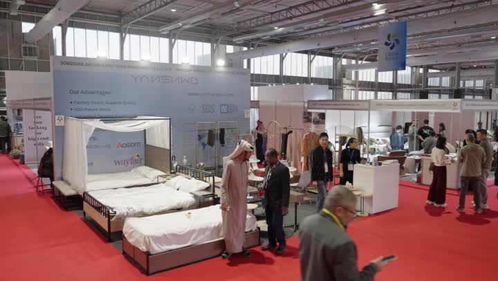 شركة صينية تعرض أثاثًا وأدوات منزلية ومواد بناء وأجهزة كهربائية، أجواء راقية داخل المعرض, تعزيز التعاون التجاري بالرياض يوم ٢٢ من ديسمبرفى المملكة السعودية ،معرض البيت الصينى, فرص تجارية واستثمارية واعدة, منصة إبداعية للأزياء والتصميم، تفاعل مباشر مع الزوار