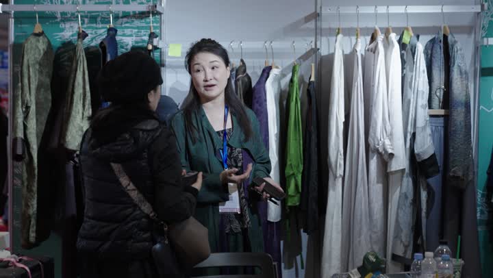 ملابس واقمشة فى معرض البيت الصيني بالرياض يوم 24 من ديسمبر ، المملكة العربية السعودية ، ربط الموردين الصينيين بالسوق السعودي ، منتجات صينية متنوعة ، فرص استيراد وتوريد، شراكات أعمال واستثم