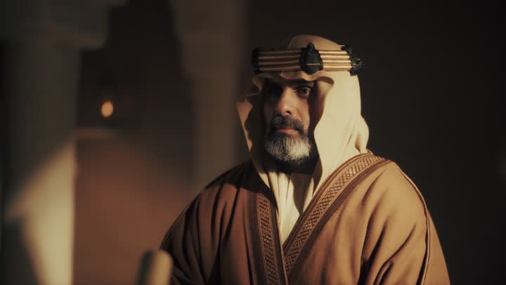 رجل  كبير السن عربي سعودي خليجي يرتدي البشت وعقال يتلقى رسالة مكتوبة على لفافة ورقية يوم التأسيس, ذكرى تأسيس الدوله السعوديه الاولى على يد  الامام محمد بن سعود, يوم بدينا 22 فبراير 1727م, الفخر بإنجازات الوطن, تحقيق الهويه الوطنيه