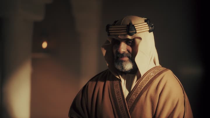 رجل  كبير السن عربي سعودي خليجي يرتدي البشت وعقال يتلقى رسالة مكتوبة على لفافة ورقية يوم التأسيس, ذكرى تأسيس الدوله السعوديه الاولى على يد  الامام محمد بن سعود, يوم بدينا 22 فبراير 1727م, الفخر بإنجازات الوطن, تحقيق الهويه الوطنيه