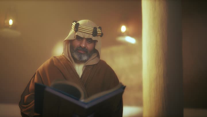 رجل  كبير السن عربي سعودي خليجي يرتدي البشت وعقال بيده كتاب تاريخي قديم يوم التأسيس, ذكرى تأسيس الدوله السعوديه الاولى على يد  الامام محمد بن سعود, يوم بدينا 22 فبراير 1727م, الفخر بإنجازات الوطن, تحقيق الهويه الوطنيه