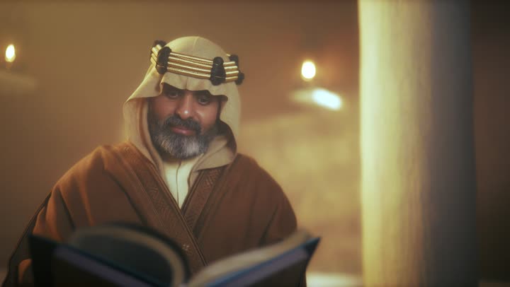 رجل  كبير السن عربي سعودي خليجي يرتدي البشت وعقال يقرأ بتمعن كتاب تاريخي قديم يوم التأسيس, ذكرى تأسيس الدوله السعوديه الاولى على يد  الامام محمد بن سعود, يوم بدينا 22 فبراير 1727م, الفخر بإنجازات الوطن, تحقيق الهويه الوطنيه