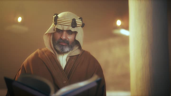 رجل  كبير السن عربي سعودي خليجي يرتدي البشت وعقال يقرأ بتمعن كتاب تاريخي قديم يوم التأسيس, ذكرى تأسيس الدوله السعوديه الاولى على يد  الامام محمد بن سعود, يوم بدينا 22 فبراير 1727م, الفخر بإنجازات الوطن, تحقيق الهويه الوطنيه