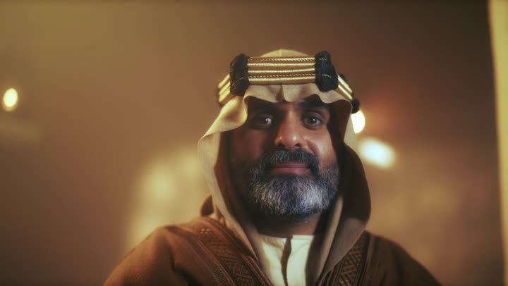 رجل  كبير السن عربي سعودي خليجي يرتدي البشت وعقال تعابير الوقار والجدية يوم التأسيس, ذكرى تأسيس الدوله السعوديه الاولى على يد  الامام محمد بن سعود, يوم بدينا 22 فبراير 1727م, الفخر بإنجازات الوطن, تحقيق الهويه الوطنيه