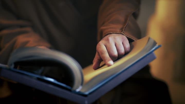 رجل  كبير السن عربي سعودي خليجي يرتدي البشت وعقال يقرأ كتاب تاريخي قديم يوم التأسيس, ذكرى تأسيس الدوله السعوديه الاولى على يد  الامام محمد بن سعود, يوم بدينا 22 فبراير 1727م, الفخر بإنجازات الوطن, تحقيق الهويه الوطنيه