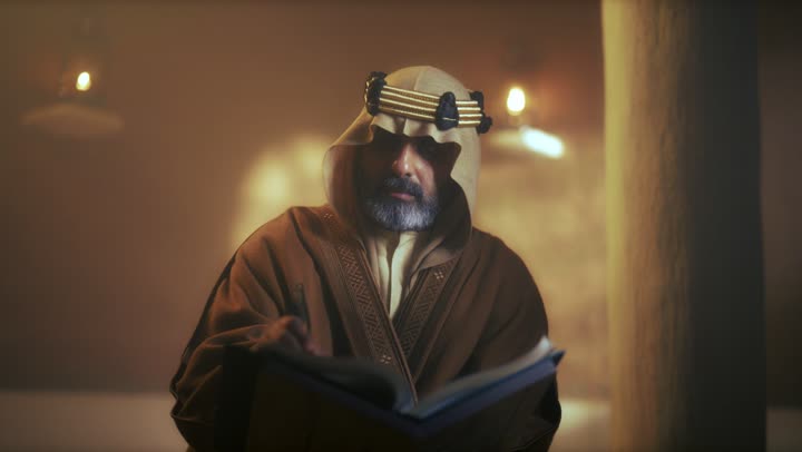 رجل  كبير السن عربي سعودي خليجي يرتدي البشت وعقال يقرأ كتاب تاريخي قديم يوم التأسيس, ذكرى تأسيس الدوله السعوديه الاولى على يد  الامام محمد بن سعود, يوم بدينا 22 فبراير 1727م, الفخر بإنجازات الوطن, تحقيق الهويه الوطنيه