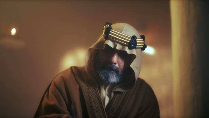 رجل  كبير السن عربي سعودي خليجي يرتدي البشت وعقال يقرأ كتاب تاريخي قديم يوم التأسيس, ذكرى تأسيس الدوله السعوديه الاولى على يد  الامام محمد بن سعود, يوم بدينا 22 فبراير 1727م, الفخر بإنجازات الوطن, تحقيق الهويه الوطنيه