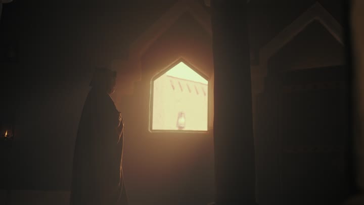 رجل  كبير السن عربي سعودي خليجي يرتدي البشت وعقال يقف في غرفة طينية مظلمة يوم التأسيس, ذكرى تأسيس الدوله السعوديه الاولى على يد  الامام محمد بن سعود, يوم بدينا 22 فبراير 1727م, الفخر بإنجازات الوطن, تحقيق الهويه الوطنيه