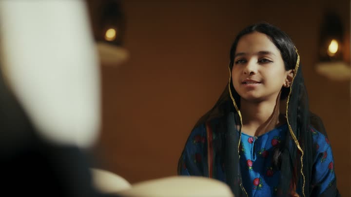 رجل عربي سعودي خليجي يرتدي البشت وعقال يوم التأسيس يجلس مع الاطفال وبجانبه فتاه تقرأ كتاب تاريخي قديم, ذكرى تأسيس الدوله السعوديه الاولى على يد  الامام محمد بن سعود, يوم بدينا 22 فبراير 1727م, الفخر بإنجازات الوطن, تحقيق الهويه الوطنيه