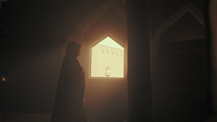 رجل  كبير السن عربي سعودي خليجي يرتدي البشت وعقال يوم التأسيس  يقف في مبنى طيني شعبي قديم, ذكرى تأسيس الدوله السعوديه الاولى على يد  الامام محمد بن سعود, يوم بدينا 22 فبراير 1727م, الفخر بإنجازات الوطن, تحقيق الهويه الوطنيه