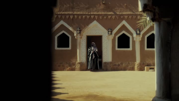 رجل  كبير السن عربي سعودي خليجي يرتدي البشت وعقال يخرج من غرفة طينية لفناء المكان يوم التأسيس, ذكرى تأسيس الدوله السعوديه الاولى على يد  الامام محمد بن سعود, يوم بدينا 22 فبراير 1727م, الفخر بإنجازات الوطن, تحقيق الهويه الوطنيه