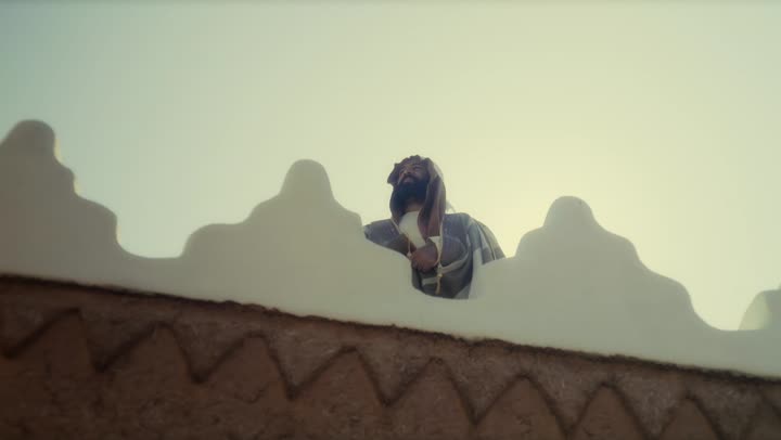 رجل  كبير السن عربي سعودي خليجي يرتدي البشت وعقال يوم التأسيس  يقف في مبنى طيني شعبي قديم, ذكرى تأسيس الدوله السعوديه الاولى على يد  الامام محمد بن سعود, يوم بدينا 22 فبراير 1727م, الفخر بإنجازات الوطن, تحقيق الهويه الوطنيه