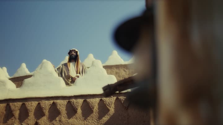 رجل  كبير السن عربي سعودي خليجي يرتدي البشت وعقال يوم التأسيس  يقف أعلى مبنى طيني شعبي قديم, فن العمارة القديمة، ذكرى تأسيس الدوله السعوديه الاولى على يد  الامام محمد بن سعود, يوم بدينا 22 فبراير 1727م, الفخر بإنجازات الوطن, تحقيق الهويه الوطنيه