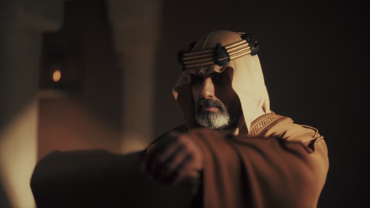 رجل  كبير السن عربي سعودي خليجي يرتدي البشت وعقال يوم التأسيس يفتح لفافه ورقيه قديمه ويقرأ الرسالة داخلها , ذكرى تأسيس الدوله السعوديه الاولى على يد  الامام محمد بن سعود, يوم بدينا 22 فبراير 1727م, الفخر بإنجازات الوطن, تحقيق الهويه الوطنيه