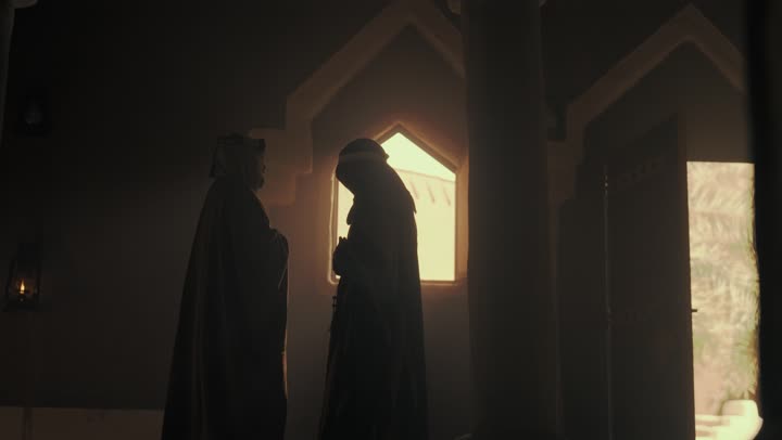 رجل  كبير السن عربي سعودي خليجي يرتدي البشت وعقال يوم التأسيس يقف مع رجل اخر في مبنى طيني شعبي قديم, ذكرى تأسيس الدوله السعوديه الاولى على يد  الامام محمد بن سعود, يوم بدينا 22 فبراير 1727م, الفخر بإنجازات الوطن, تحقيق الهويه الوطنيه