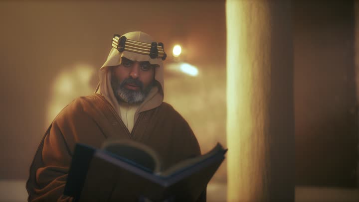 رجل  كبير السن عربي سعودي خليجي يرتدي البشت وعقال يوم التأسيس يقرأ كتاب تاريخي قديم في مبنى طيني شعبي, ذكرى تأسيس الدوله السعوديه الاولى على يد  الامام محمد بن سعود, يوم بدينا 22 فبراير 1727م, الفخر بإنجازات الوطن, تحقيق الهويه الوطنيه