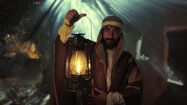 رجل عربي سعودي خليجي يرتدي زي شعبي تراثي يوم التأسيس يحمل فانوس منير داخل مبنى طيني, ذكرى تأسيس الدوله السعوديه الاولى على يد الامام محمد بن سعود, يوم بدينا 22 فبراير 1727م, العمق التاريخي والحضاري للمملكة، مفهوم حب الوطن والانتماء اليه