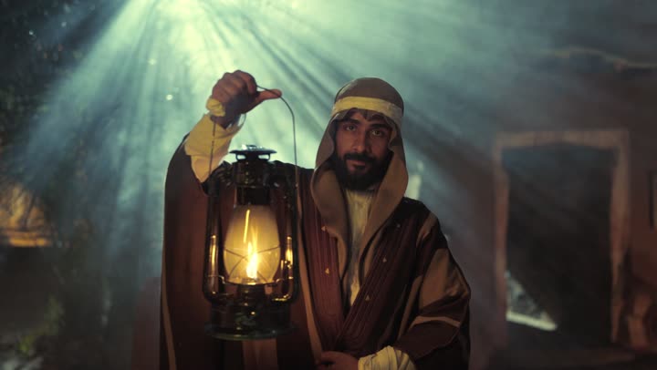 رجل عربي سعودي خليجي يرتدي زي شعبي تراثي يوم التأسيس يحمل فانوس منير داخل مبنى طيني, ذكرى تأسيس الدوله السعوديه الاولى على يد الامام محمد بن سعود, يوم بدينا 22 فبراير 1727م,  العمق التاريخي والحضاري للمملكة، مفهوم حب الوطن والانتماء اليه