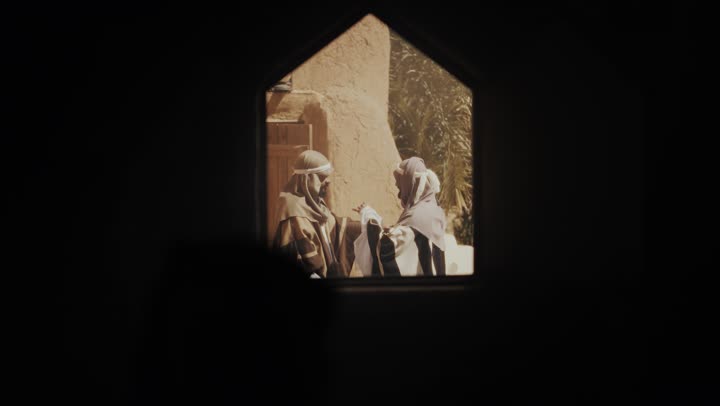 رجل كبير السن عربي سعودي خليجي يرتدي البشت وعقال يوم التأسيس يتحدث امام مبنى طيني مع رجل, ذكرى تأسيس الدوله السعوديه الاولى على يد الامام محمد بن سعود, يوم بدينا 22 فبراير 1727م,  العمق التاريخي والحضاري للمملكة، ارتداء الأزياء التقليدية تعكس التراث