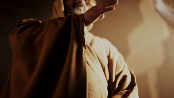 رجل كبير السن عربي سعودي خليجي يرتدي البشت وعقال يوم التأسي يستلم لفافة ورقية داخل مبنى طيني, ذكرى تأسيس الدوله السعوديه الاولى على يد الامام محمد بن سعود, يوم بدينا 22 فبراير 1727م,  العمق التاريخي والحضاري للمملكة، الرسائل القديمة وقصص تاريخية