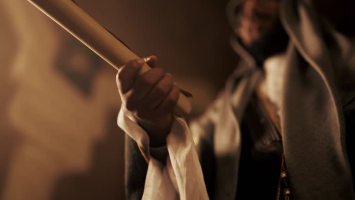 رجل كبير السن عربي سعودي خليجي يرتدي البشت وعقال يوم التأسي يستلم لفافة ورقية داخل مبنى طيني, ذكرى تأسيس الدوله السعوديه الاولى على يد الامام محمد بن سعود, يوم بدينا 22 فبراير 1727م,  العمق التاريخي والحضاري للمملكة، الرسائل القديمة وقصص تاريخية