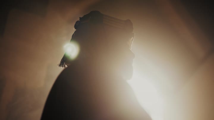 رجل كبير السن عربي سعودي خليجي يرتدي البشت وعقال يوم التأسيس يقف يجدية ووقار داخل مبنى طيني, ذكرى تأسيس الدوله السعوديه الاولى على يد الامام محمد بن سعود, يوم بدينا 22 فبراير 1727م,  العمق التاريخي والحضاري للمملكة، مفهوم حب الوطن والانتماء اليه