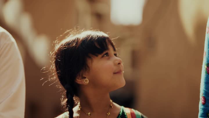 فتاه رفقة اخويها عربيين سعوديين خليجيين يرتدون زي شعبي تراثي يوم التأسيس يتجولوا في حي طيني مع مسك الايدي, ذكرى تأسيس الدوله السعوديه الاولى على يد الامام محمد بن سعود, يوم بدينا 22 فبراير 1727م,  العمق التاريخي والحضاري للمملكة، مفهوم حب الوطن والانتماء اليه