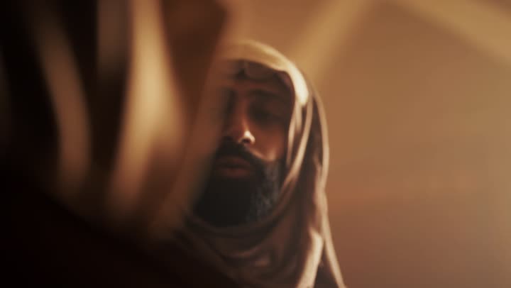 رجل عربي سعودي خليجي يرتدي زي شعبي تراثي يوم التأسيس يتحدث مع رجل اخر داخل مبنى طيني, ذكرى تأسيس الدوله السعوديه الاولى على يد الامام محمد بن سعود, يوم بدينا 22 فبراير 1727م,  العمق التاريخي والحضاري للمملكة، مفهوم حب الوطن والانتماء اليه