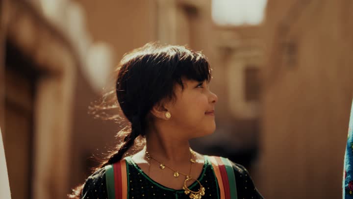 فتاه رفقة اخويها عربيين سعوديين خليجيين يرتدون زي شعبي تراثي يوم التأسيس يتجولوا في حي طيني مع مسك الايدي, ذكرى تأسيس الدوله السعوديه الاولى على يد الامام محمد بن سعود, يوم بدينا 22 فبراير 1727م,  العمق التاريخي والحضاري للمملكة، مفهوم حب الوطن والانتماء اليه