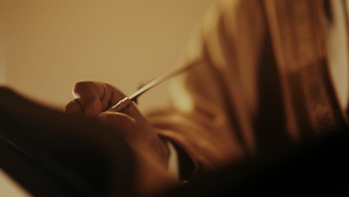 ارتداء الأزياء التقليدية تعكس التراث, رجل كبير السن عربي سعودي خليجي يرتدي البشت وعقال يوم التأسيس يكتب رسالة على لفافة ورقية قديمة, ذكرى تأسيس الدوله السعوديه الاولى على يد الامام محمد بن سعود, يوم بدينا 22 فبراير 1727م, العمق التاريخي والحضاري للمملكة