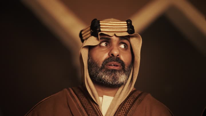 يوم بدينا 22 فبراير 1727م, ذكرى تأسيس الدوله السعوديه الاولى على يد الامام محمد بن سعود, ارتداء الأزياء التقليدية , تصوير مقرب لرجل كبير السن عربي سعودي خليجي يرتدي البشت وعقال يوم التأسيس يكتب رسالة على لفافة ورقية قديمة, العمق التاريخي والحضاري للمملكة