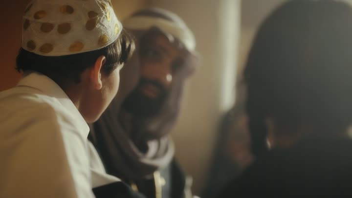 الجلوس في احدى البيوت التراثية الطينية ،يوم بدينا 1727 م ، رواية قصة للابناء، المحبة بين افراد الأسرة ،ذكرى تأسيس الدولة السعودية الأولى 22 فبراير ، رجل عربي خليجي سعودي يجلس مع أبنائه يرتدون الأزياء الشعبية في الأعياد الوطنية