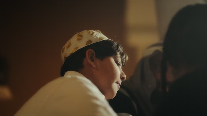 المحبة بين افراد الأسرة ،رواية قصة للابناء، الجلوس في احدى البيوت التراثية الطينية ،يوم بدينا 1727 م ، ذكرى تأسيس الدولة السعودية الأولى 22 فبراير ، رجل عربي خليجي سعودي يجلس مع أبنائه يرتدون الأزياء الشعبية في الأعياد الوطنية