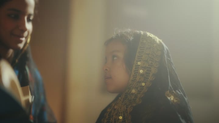 بنتان عربيتان خليجيتان سعوديان ترتديان الأزياء الشعبية في الأعياد الوطنية، المحبة بين افراد الأسرة ،رواية قصة للابناء، الجلوس في احدى البيوت التراثية الطينية ،يوم بدينا 1727 م ، ذكرى تأسيس الدولة السعودية الأولى 22 فبراير