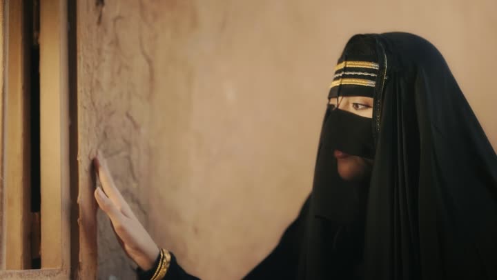 شعار الهوية الوطنية وراية الإسلام والتوحيد، يوم بدينا 1727 م، ذكرى تأسيس الدولة السعودية الأولى 22 فبراير ، ارتداء الأزياء الشعبية التقليدية، البيوت الطينية التراثية القديمة، تصوير مقرب لامرأة عربية خليجية سعودية ترتدي العباءة السوداء والبرقع
