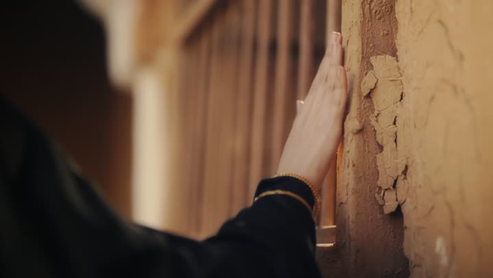 شعار الهوية الوطنية وراية الإسلام والتوحيد، يوم بدينا 1727 م، ذكرى تأسيس الدولة السعودية الأولى 22 فبراير ، ارتداء الأزياء الشعبية التقليدية، البيوت الطينية التراثية القديمة، تصوير مقرب لامرأة عربية خليجية سعودية ترتدي العباءة السوداء والبرقع