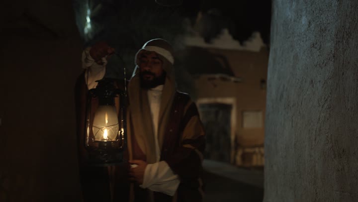 عيد ومناسبة وطنية، ذكرى تأسيس الدولة السعودية الاولى 22 فبراير, إظهار الحب والولاء للدولة والوطن, رجل عربي خليجي سعودي يرتدي زي شعبي تراثي يحمل بيده فانوس مضيء، فخر واعتزاز بالهوية الوطنية, يوم بدينا 1727 م, حي شعبي وبيوت طينية تراثية