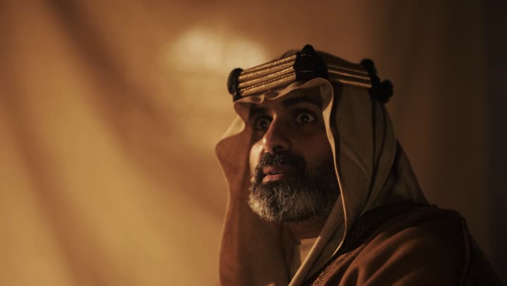 يوم بدينا 1727 م، عيد ومناسبة وطنية، ذكرى تأسيس الدولة السعودية الاولى 22 فبراير, إظهار الحب والولاء للدولة والوطن, رجل عربي خليجي سعودي يرتدي زي التأسيس يتحدث مع شخص ما، فخر واعتزاز بالهوية الوطنية