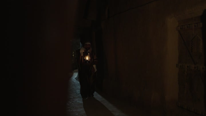 حي شعبي وبيوت طينية تراثية، عيد ومناسبة وطنية، ذكرى تأسيس الدولة السعودية الاولى 22 فبراير, إظهار الحب والولاء للدولة والوطن, رجل عربي خليجي سعودي يرتدي زي شعبي تراثي يحمل بيده فانوس مضيء، فخر واعتزاز بالهوية الوطنية, يوم بدينا 1727 م