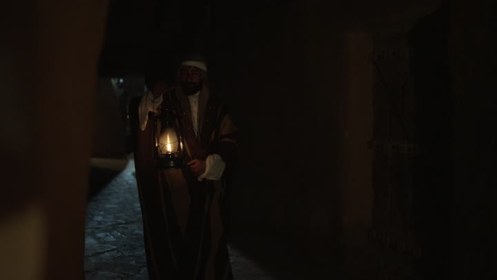 يوم بدينا 1727 م، حي شعبي وبيوت طينية تراثية، عيد ومناسبة وطنية، ذكرى تأسيس الدولة السعودية الاولى 22 فبراير, إظهار الحب والولاء للدولة والوطن, رجل عربي خليجي سعودي يرتدي زي شعبي تراثي يحمل بيده فانوس مضيء، فخر واعتزاز بالهوية الوطنية