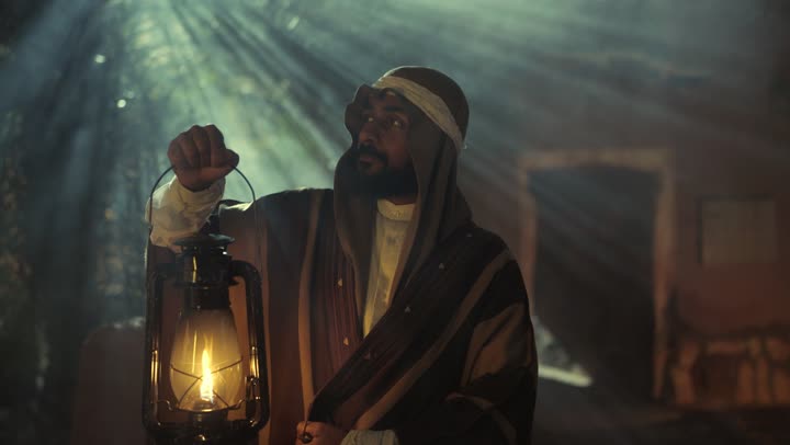 ذكرى تأسيس الدولة السعودية الاولى 22 فبراير, إظهار الحب والولاء للدولة والوطن, رجل عربي خليجي سعودي يرتدي زي شعبي تراثي يحمل بيده فانوس مضيء، فخر واعتزاز بالهوية الوطنية, يوم بدينا 1727 م, عيد ومناسبة وطنية، حي شعبي وبيوت طينية تراثية