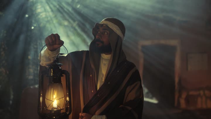 حي شعبي وبيوت طينية تراثية، عيد ومناسبة وطنية، ذكرى تأسيس الدولة السعودية الاولى 22 فبراير, إظهار الحب والولاء للدولة والوطن, رجل عربي خليجي سعودي يرتدي زي شعبي تراثي يحمل بيده فانوس مضيء، فخر واعتزاز بالهوية الوطنية, يوم بدينا 1727 م