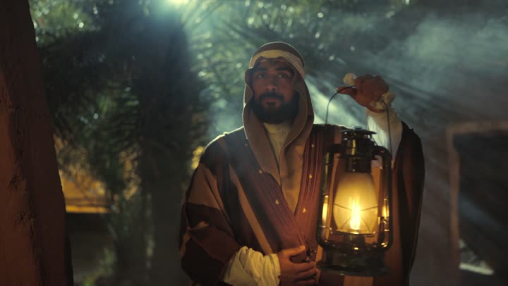 A holiday and national occasion, the anniversary of the establishment of the first Saudi state on February 22, showing love and loyalty to the state and the homeland, an Arab Gulf Saudi man wearing traditional folk attire holding a lit lantern in his hand, pride and honor in national identity, the day we began in 1727 AD, a popular neighborhood with traditional clay houses.