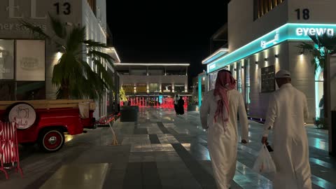 رجال يسيرون في فيلاجيو المنطقة الشرقية ليلاً