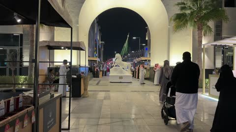 مشاة في سوق سعودي خارجي ليلا