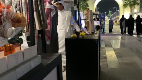 عرض زجاجات عطر في مهرجان سعودي ليلي